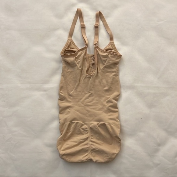 SKIMS SEAMLESS SCULPT BRIEF BODYSUIT NWOT SIZE L - Picture 2 of 2